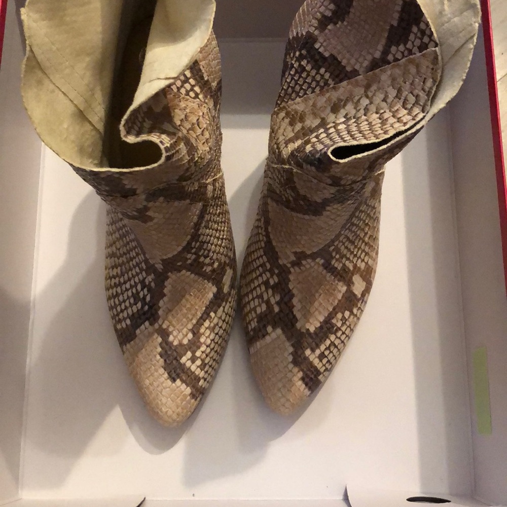 VINCE CAMUTO “Creestal” leather booties - Picture 2 of 4